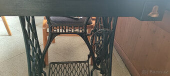 Stoly ze šicích strojů