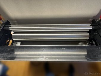 Stroj pro nanášení lepidla JS 700