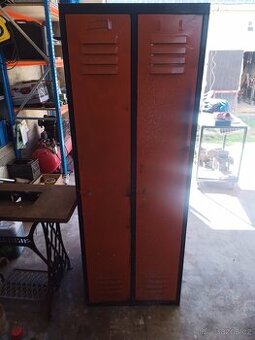 Dílenská šatní skříň