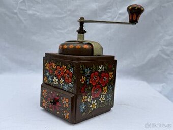 Dřevěný mlýnek ručně malovaný v selském stylu