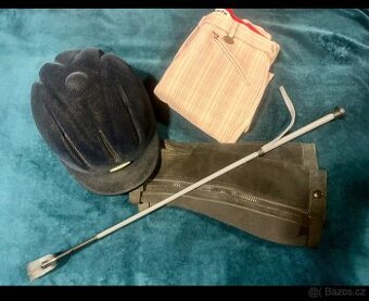 Jezdecká helma Casco, chapsy, bičík a dětské rajtky