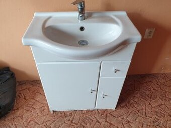 Skříňka s umyvadlem a baterii - 1