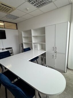 Kancelářský stůl a skříň - 1