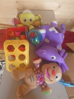 Hračky pro menší děti, jedna krabice