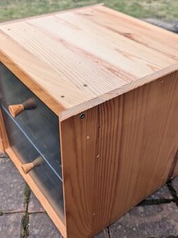 Dřevěná skříňka se šuplíky - masiv borovice