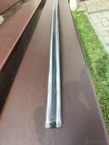 Dekorační lišta na přední čelo.