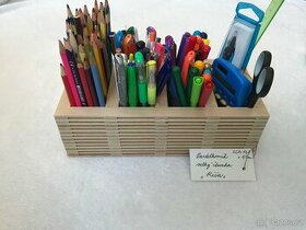 Pastelkovnik stojan na tuzky pastelky vetsi ,,Risa,,