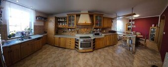 Kuchyňská linka s jídelnou z masivu