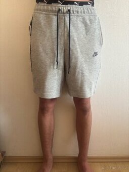 Nike tech fleece kraťase.