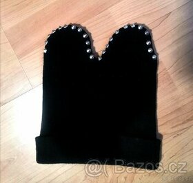 Černá stylová čepice s cvočky / hroty