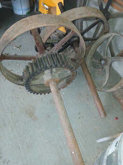 Prodám transmisi +řemenice +spojka +ložistka