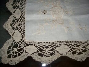 Běhoun na konferenční stolek