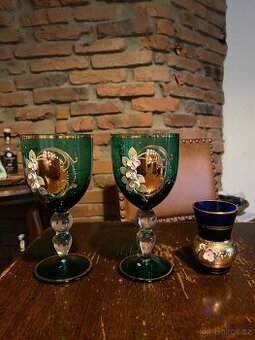 Vázy a skleničky s květinovým reliéfem