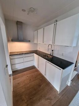 Moderní kuchyně s kamennou deskou (2802.327)