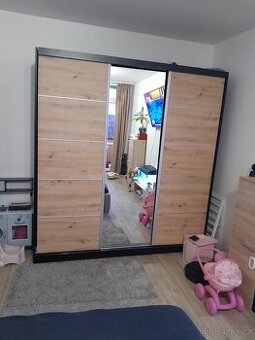 Šatní skřiň kupe