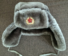 Zimní ruská ušanka s odznakem, šedá - 1