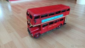 Kovový patrový retroautobus Londýn