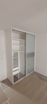 Vestavěná skříň