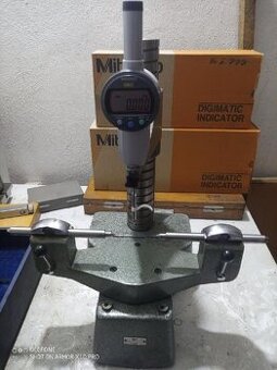 Měřící stojan s indikátorem Mitutoyo.