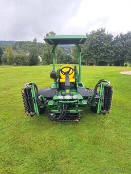 Vřetenová sekačka John Deere 8700A na fotbalová a golfová hř