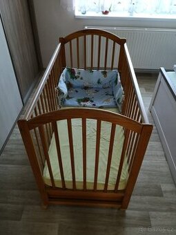 Dětská postýlka s kolečky