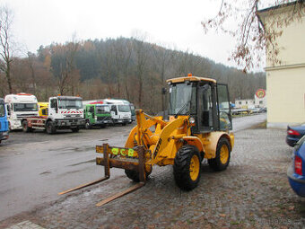 Kolový nakladač JCB 407