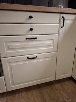 Kuchyne Ikea Bodbyn-dvirka skříněk a cela zasuvek