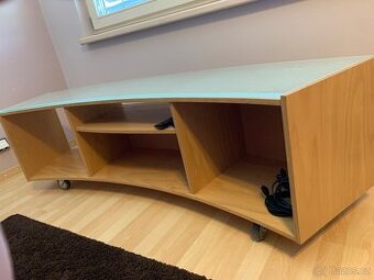 Moderní TV stolek z bukového dřeva a skla na kolečkách