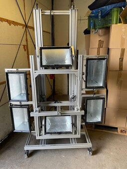 Osvětlení na stativu.