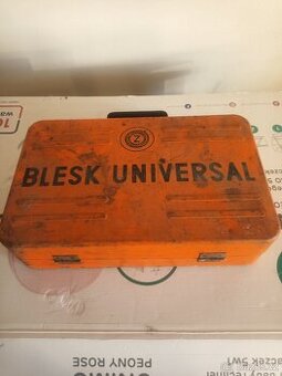 Nastřelovací pistole s velkým množstvím příslušenství