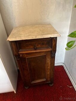 Starožitná dřevěná skříňka s mramorovou deskou