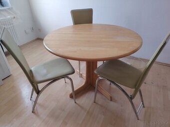 Masivní jídelní stůl včetně židlí