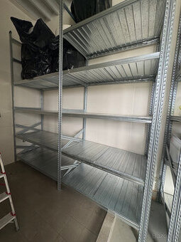 Kovový regál o délce 3m, výška 240 cm, hloubka polic 70 cm