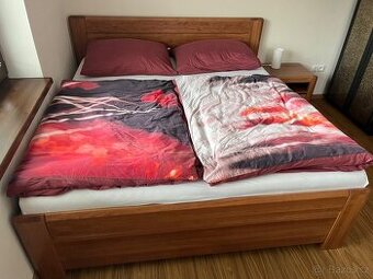 Dřevěná masivní postel, komoda a noční stolek