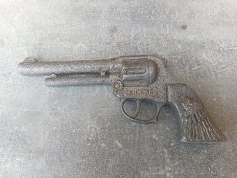 Stará dětská pistol, hliníkový revolver.