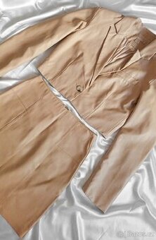 Béžový hnědý kožený kostýmek sako a sukně