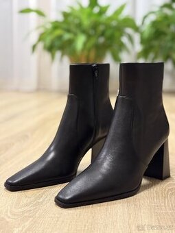 Prodám černé kožené NENOŠENÉ dámské kotníčkové kozačky