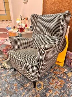Křeslo IKEA STRANDMON – kohoutí stopa