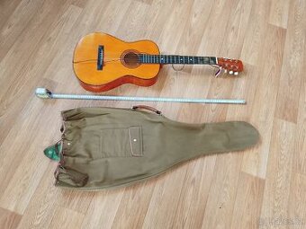 Prodám menší kytaru s obalem