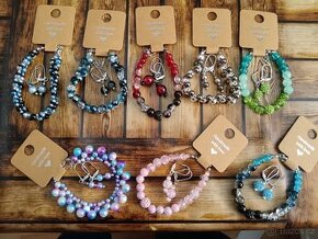 Náramky v sadě s náušnicemi