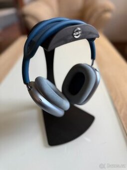 AirPods Max modré + stojan König & Meyer