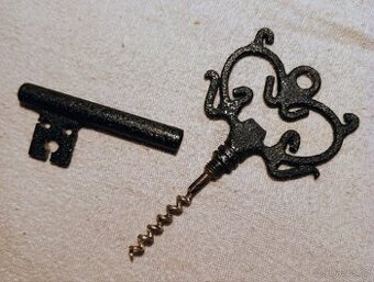 Ručně kovaný otvírák 70 léta pivo víno TOP kov.