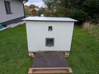 Zateplená bouda pro kočku nebo malého pejska.