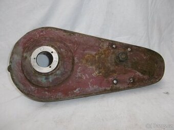 auto moto kryt motoru na veterána