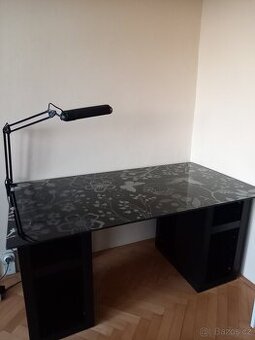 Psací stůl se skleněnou deskou