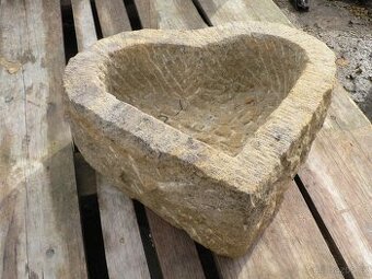 Kamenný květináč - srdce