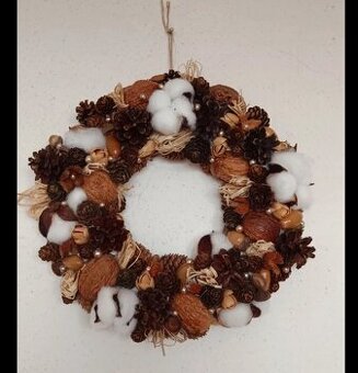 Přírodní věnec, šišky, žaludy, pistácie, ořechy