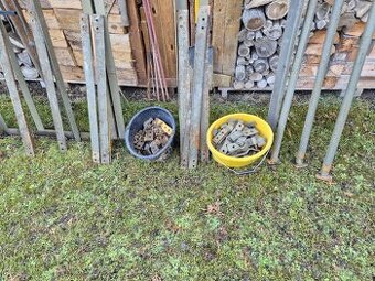 Masívní kovový regál