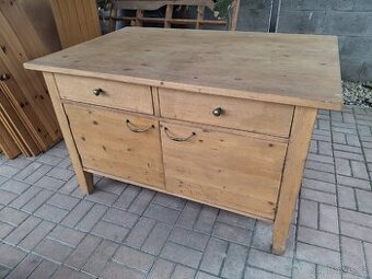 Dřevěný masivní stůl