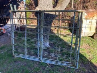 Dvě dvoukřídlová vrata